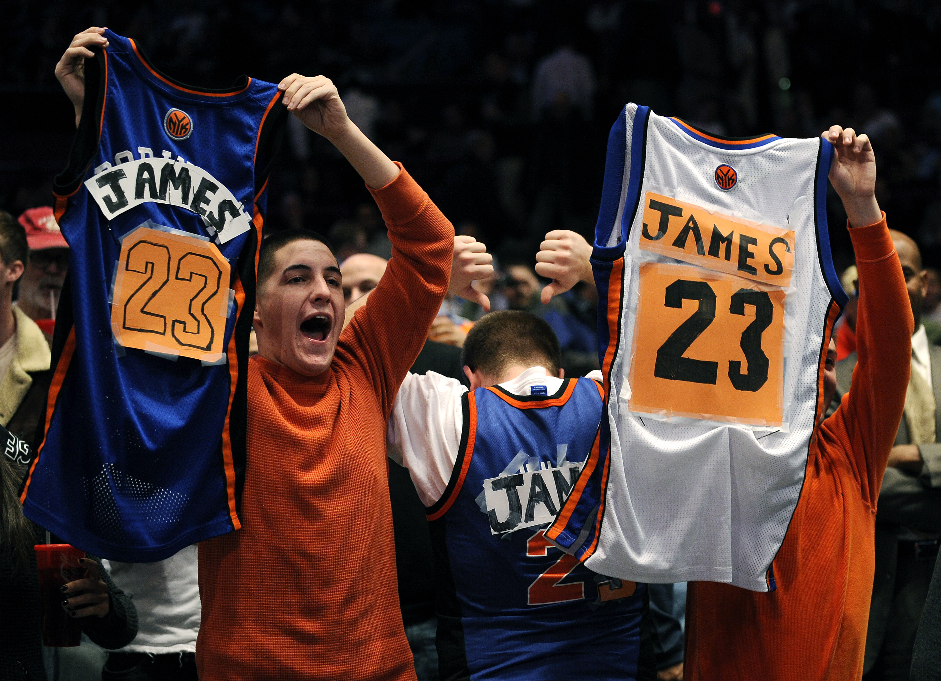 New York Knicks fans cheer Cleveland Cavaliers LeBron James in the first half at Madison Square Garden in New York, November 25, 2008. (Photo by Jeff Zelevansky /Icon SMI/Icon Sport Media via Getty Images)