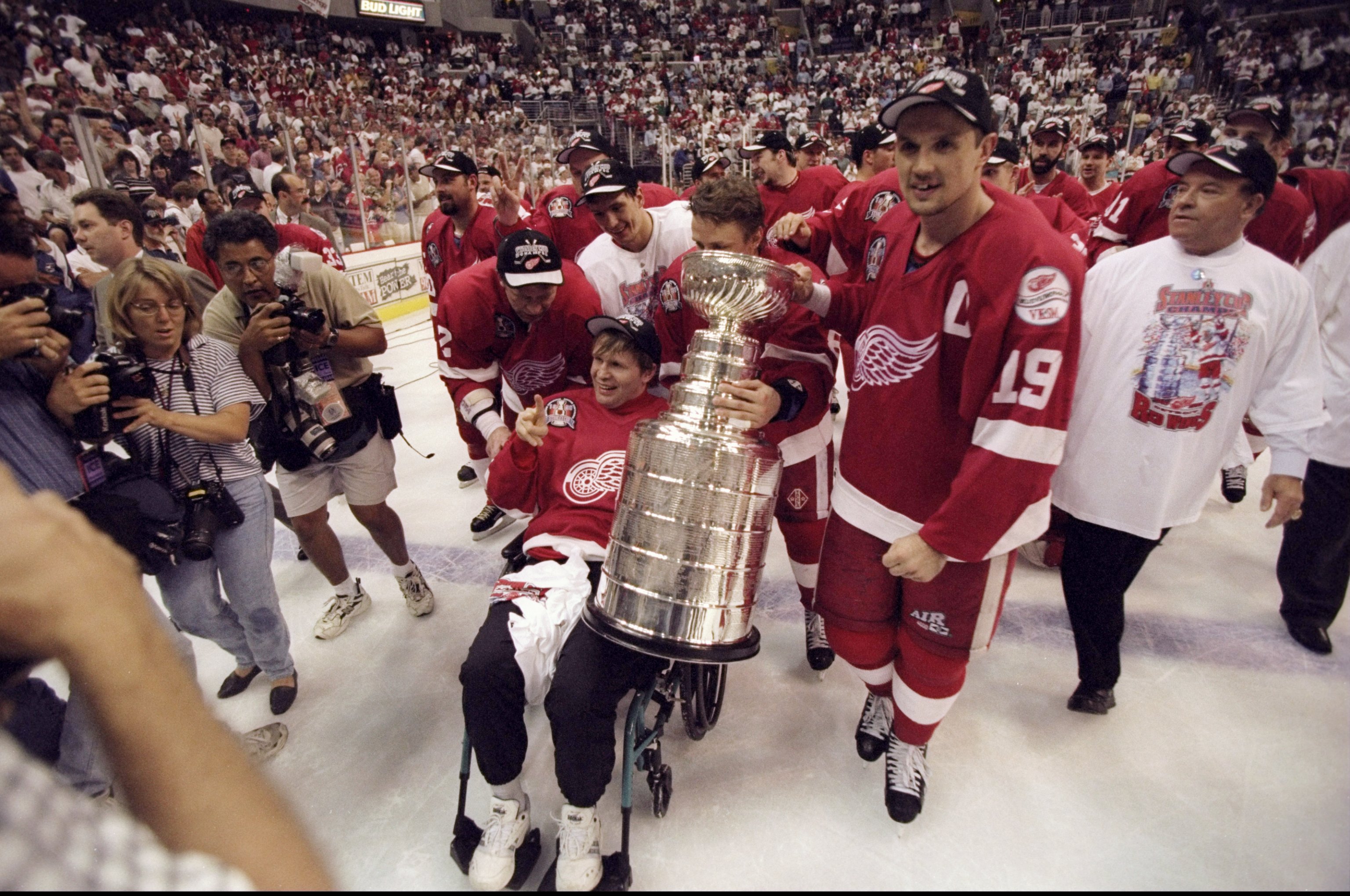 16 Juin 1998: L'ancien membre de l'aile rouge de Detroit Vladimir Konstantinov pose avec la coupe Stanley et ses anciens coéquipiers lors du match de la finale de la Coupe Stanley contre les Capitals de Washington au MCI Center de Washington, D.C.. Les Red Wings ont battu les Capitals 4-1. Crédit obligatoire: Robert Laberge / Allsport 